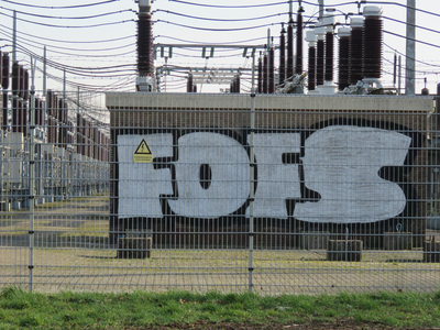 829249 Afbeelding van de graffititekst FOFS , op een bedrijfsgebouwtje op het terrein van de ...